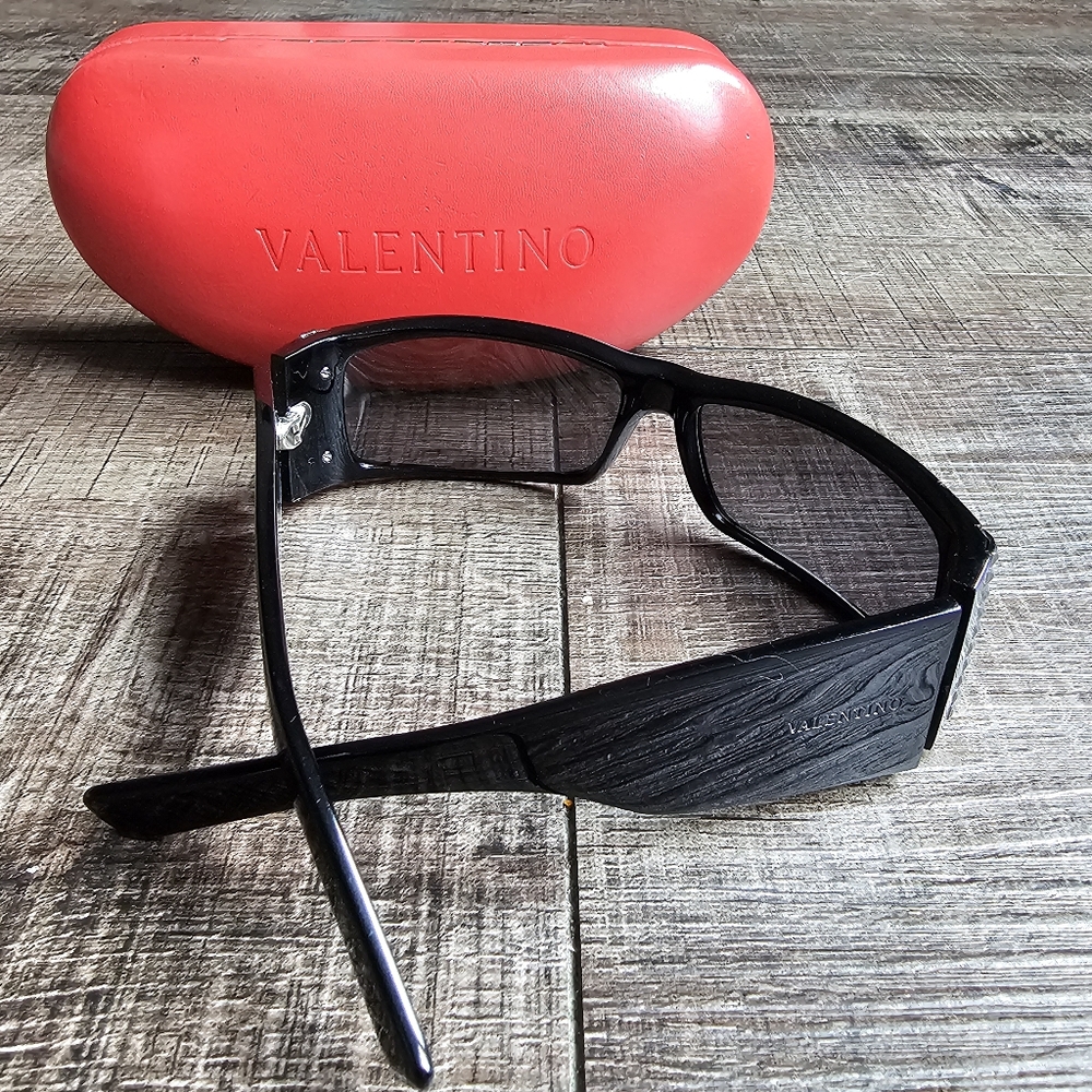VALENTINO - Sunglasses & case